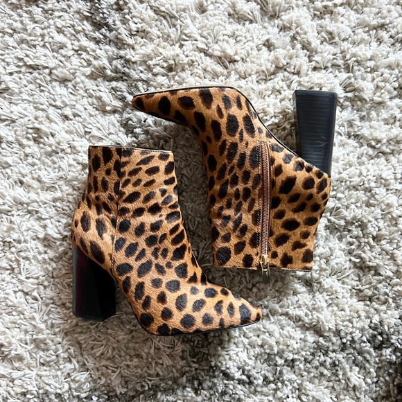 Vince Camuto booties, Thelmin, bold natural leopard, size 5.5 - Picture 2 of 9